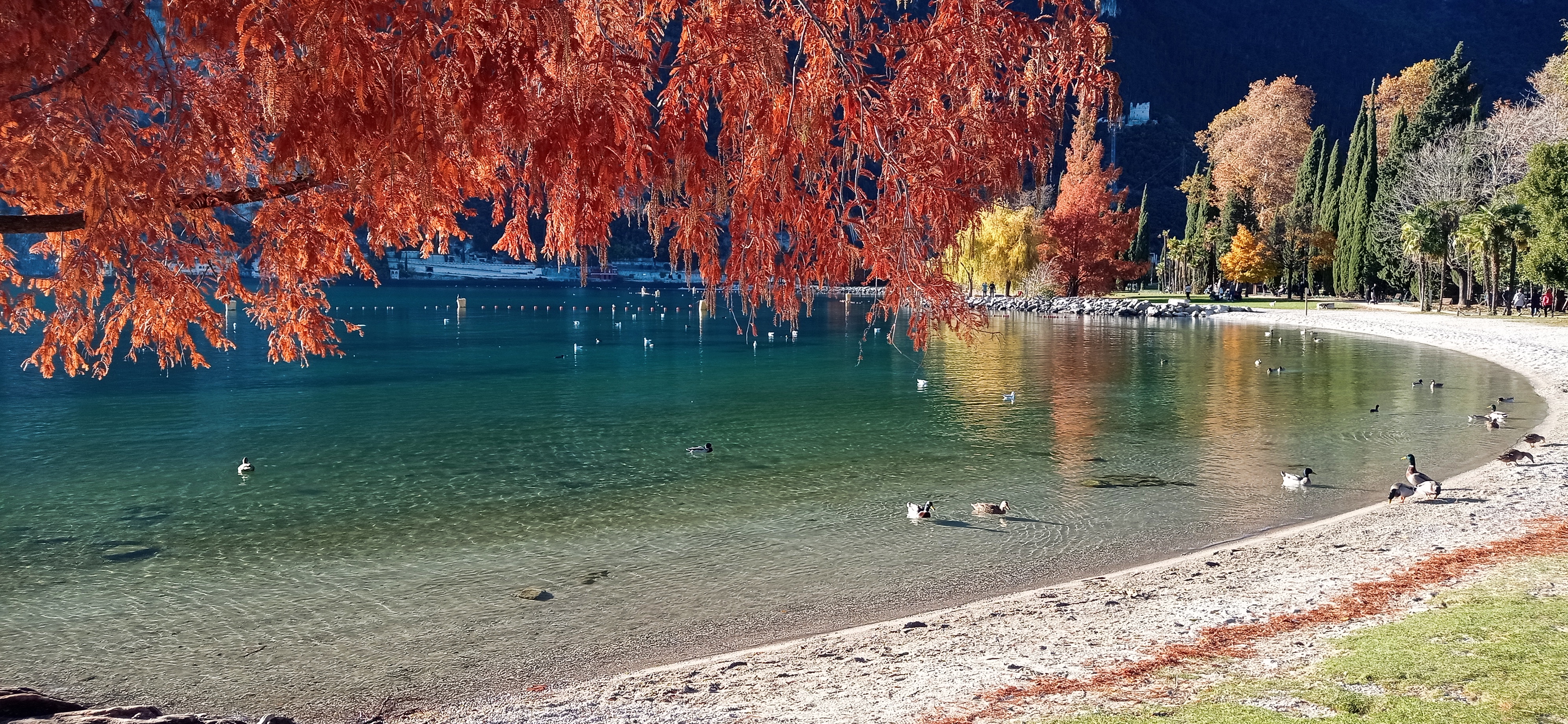 加爾達湖畔黃昏時的 Spiaggia Sabbioni
